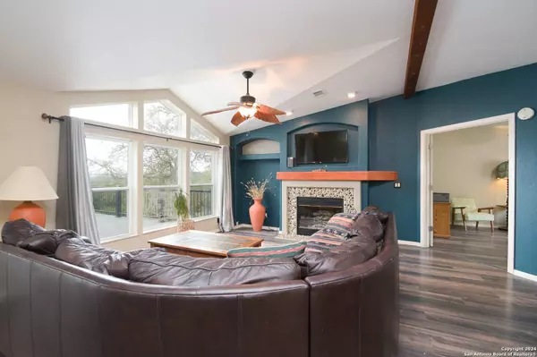 579 oak view, Lakehills, TX 78063