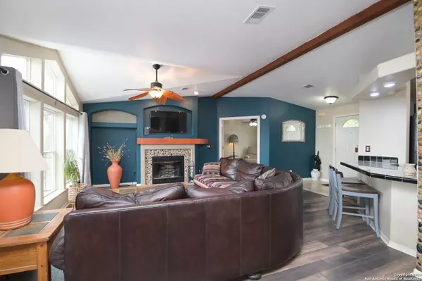 579 oak view, Lakehills, TX 78063