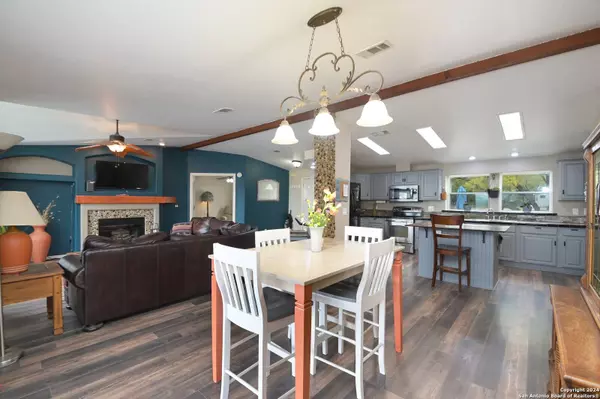 579 oak view, Lakehills, TX 78063