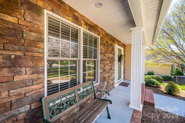 2708 Touchstone CIR, Newton, NC 28658