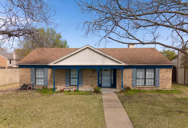 701 Carriagehouse Ln, Garland, TX 75040