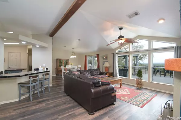 579 oak view, Lakehills, TX 78063