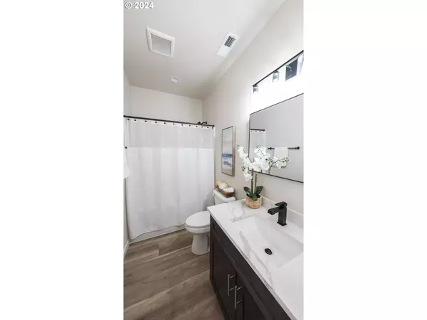 2396 W 9th AVE, Junction City, OR 97448