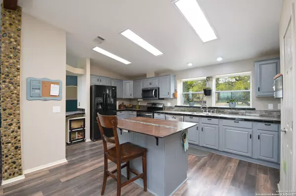 579 oak view, Lakehills, TX 78063