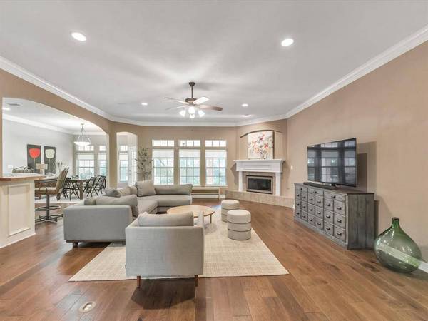 1831 Green Briar DR, Huntsville, TX 77340