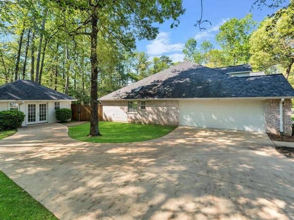 1831 Green Briar DR, Huntsville, TX 77340