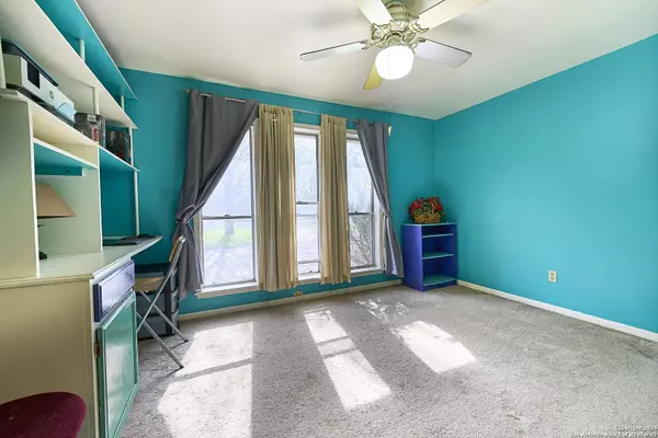 627 Summerwood Dr, New Braunfels, TX 78130