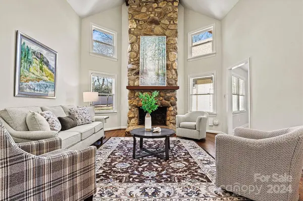 1015 8th St LN NW, Hickory, NC 28601