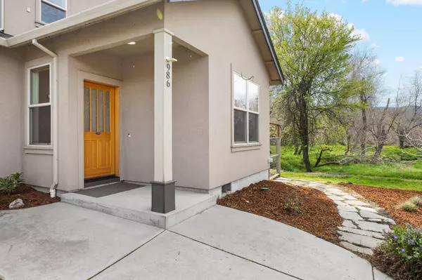 986 Clear Creek Dr, Ashland, OR 97520