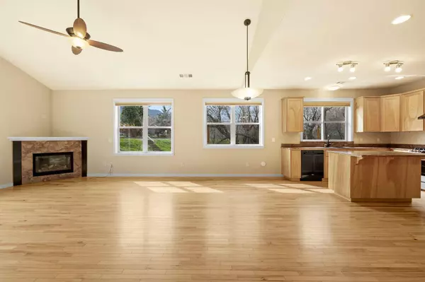 986 Clear Creek Dr, Ashland, OR 97520