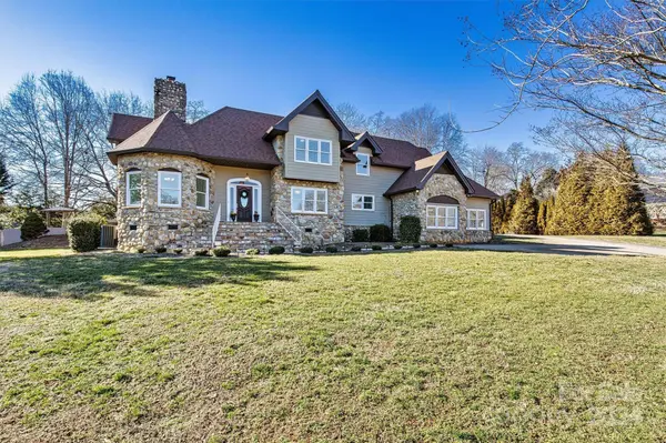 1015 8th St LN NW, Hickory, NC 28601