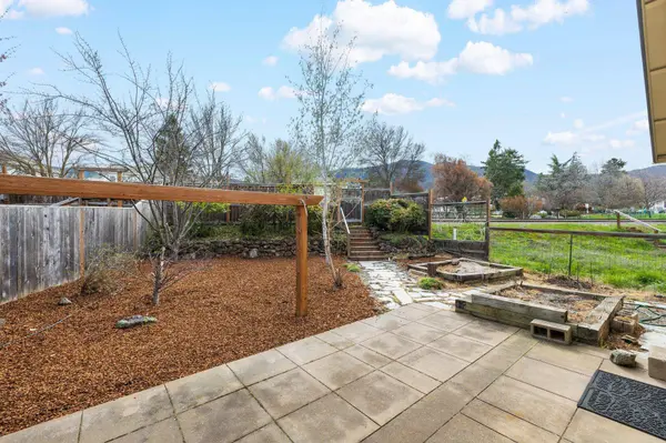 986 Clear Creek Dr, Ashland, OR 97520