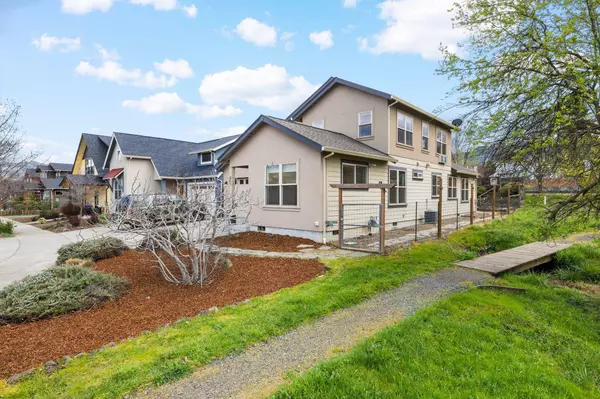 986 Clear Creek Dr, Ashland, OR 97520