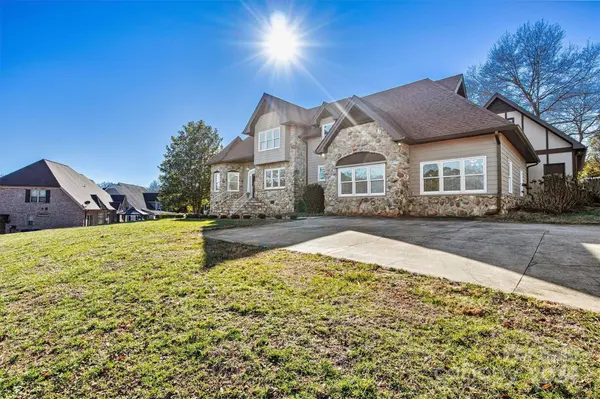 1015 8th St LN NW, Hickory, NC 28601