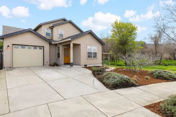 986 Clear Creek Dr, Ashland, OR 97520