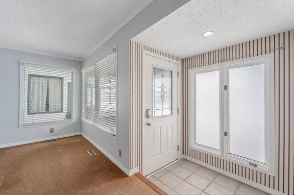 124 Woodborough RD SW, Calgary, AB T2W 4Y3