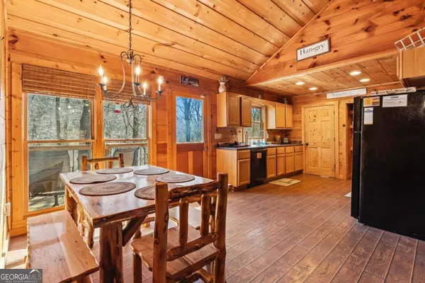 82 Oak Leaf LN, Ellijay, GA 30540