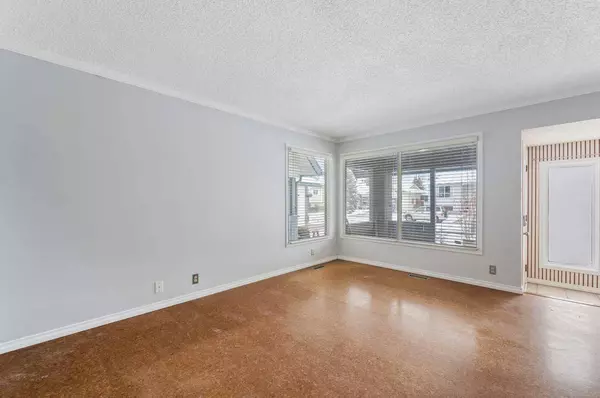 124 Woodborough RD SW, Calgary, AB T2W 4Y3