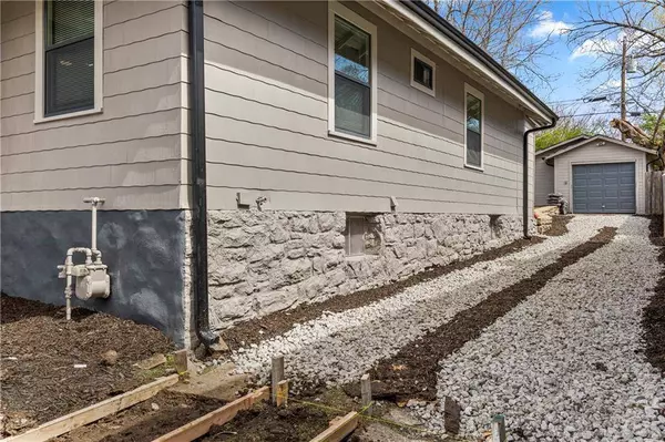 4433 FLORA ST, Kansas City, MO 64110