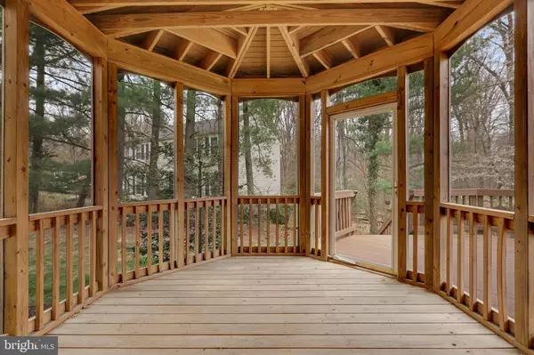 11901 SAINT HELENA DR, Oakton, VA 22124