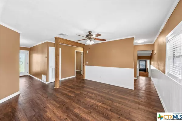 6476 Leroy Pkwy, West, TX 76691