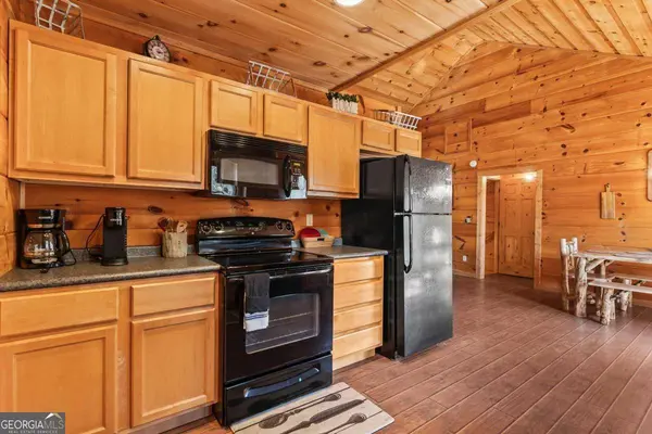 82 Oak Leaf LN, Ellijay, GA 30540