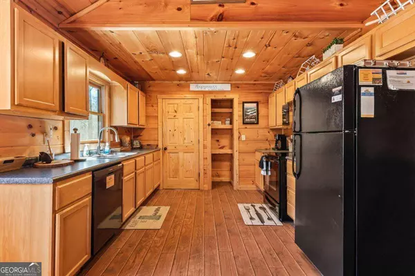 82 Oak Leaf LN, Ellijay, GA 30540