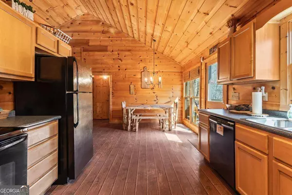 82 Oak Leaf LN, Ellijay, GA 30540