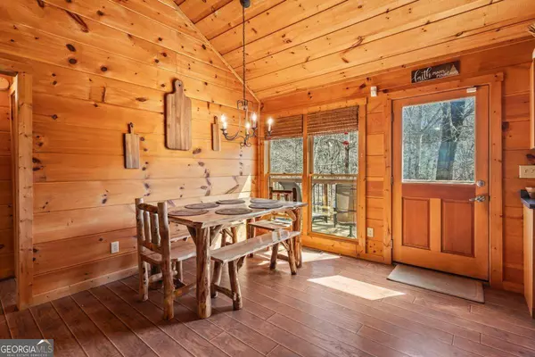 82 Oak Leaf LN, Ellijay, GA 30540