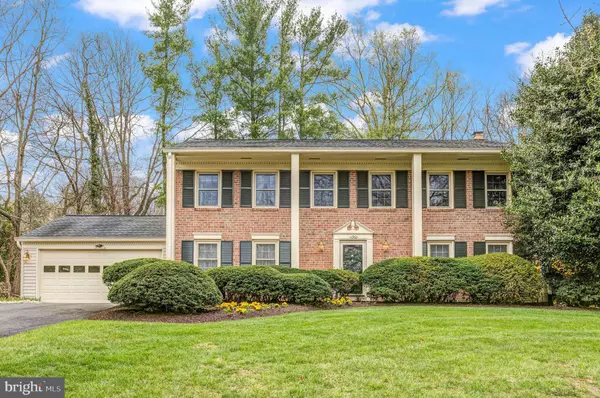 11901 SAINT HELENA DR, Oakton, VA 22124