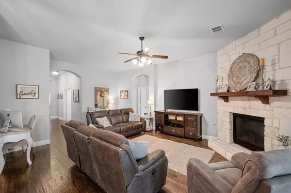 2835 Terrosa Road, Grand Prairie, TX 75054