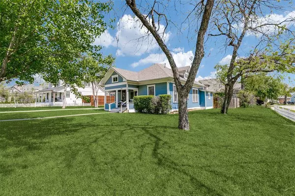 615 S Dooley Street, Grapevine, TX 76051