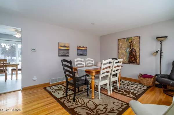 615 28TH Avenue S, Grand Forks, ND 58201