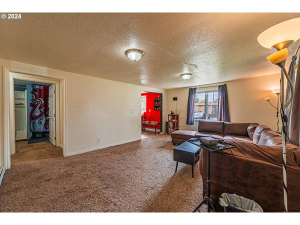 1443 F ST, Springfield, OR 97477