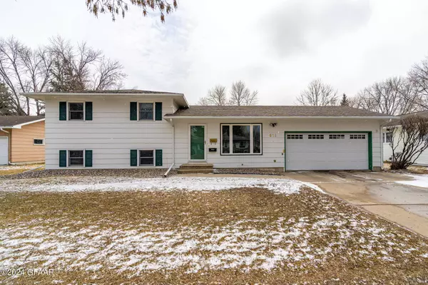 615 28TH Avenue S, Grand Forks, ND 58201