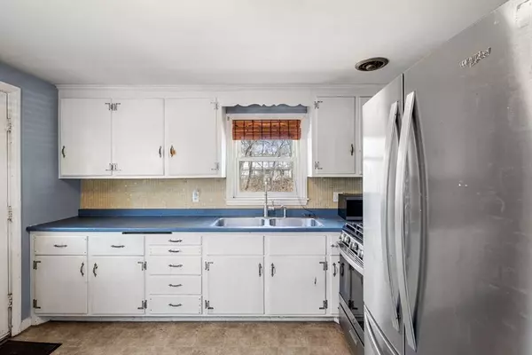 677 Beacon St, Lowell, MA 01850