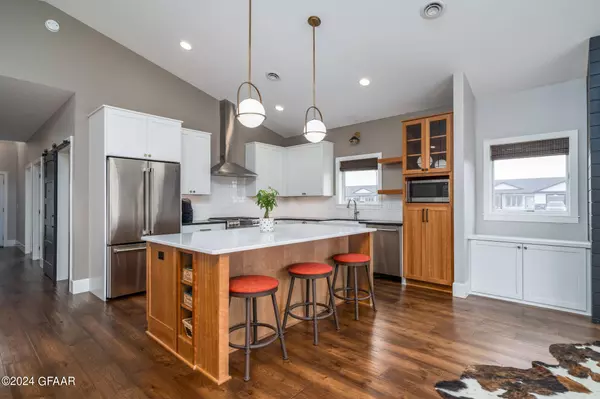 6166 CAMELLIA Circle, Grand Forks, ND 58201