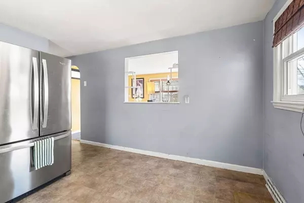 677 Beacon St, Lowell, MA 01850