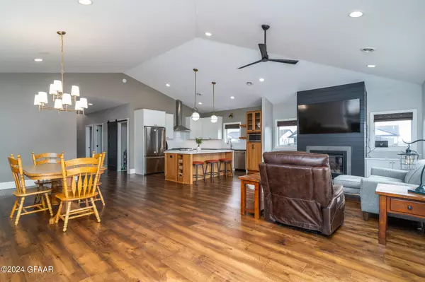 6166 CAMELLIA Circle, Grand Forks, ND 58201