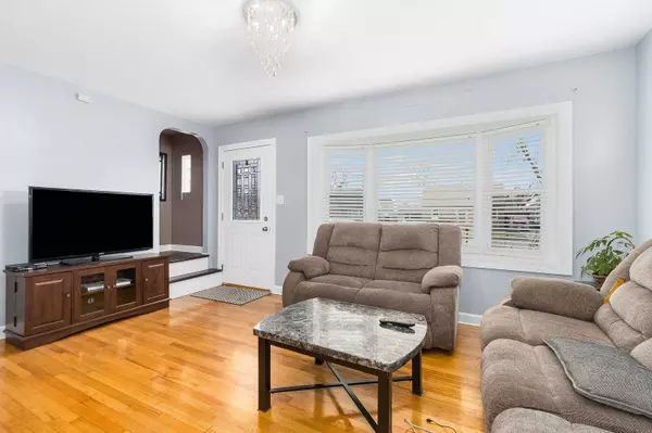 7828 Suburban LN, Bridgeview, IL 60455