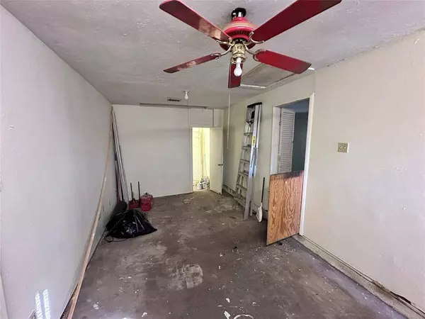 8818 Tewantin DR, Houston, TX 77061