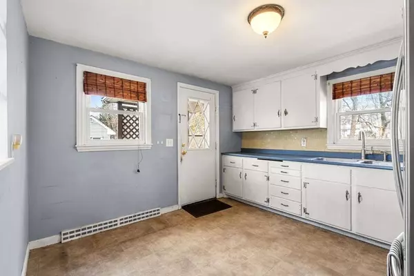 677 Beacon St, Lowell, MA 01850