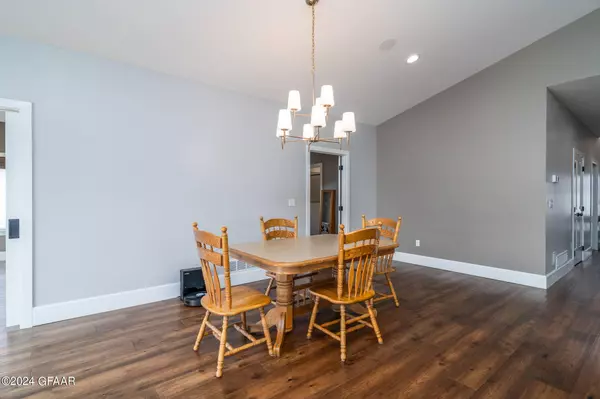 6166 CAMELLIA Circle, Grand Forks, ND 58201