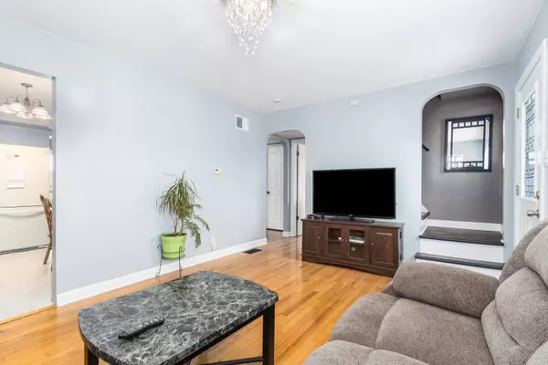 7828 Suburban LN, Bridgeview, IL 60455