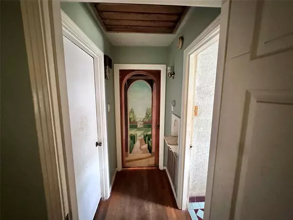 8818 Tewantin DR, Houston, TX 77061