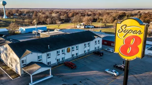 208 US-40, Sweet Springs, MO 65351