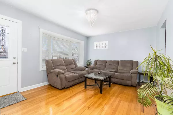 7828 Suburban LN, Bridgeview, IL 60455