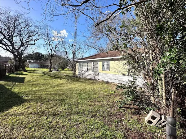 8818 Tewantin DR, Houston, TX 77061