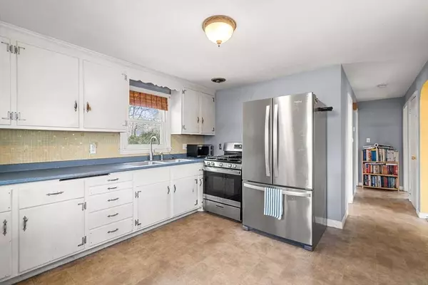 677 Beacon St, Lowell, MA 01850