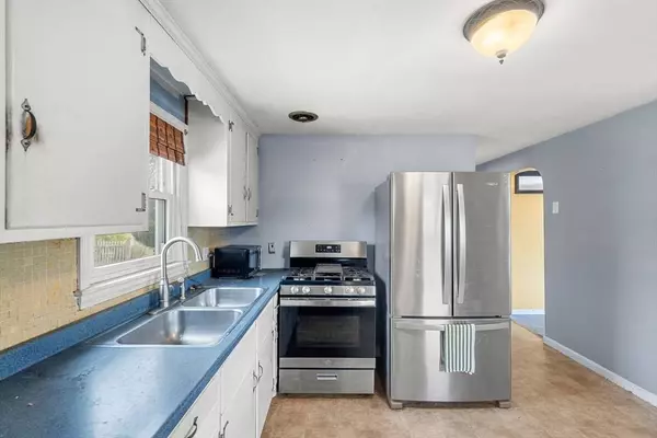 677 Beacon St, Lowell, MA 01850